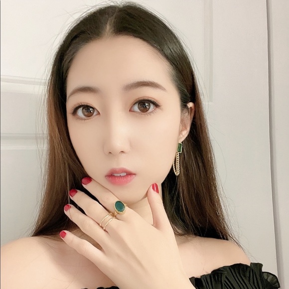 ✨Beautiful Dark Green Crystal Goldtone Chain earrings - Picture 1 of 4